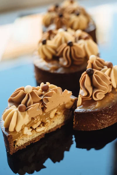 Shortbread Tartlets Salted Caramel Nuts Sweet Chocolate Cakes Modern Mini — Stock Photo, Image