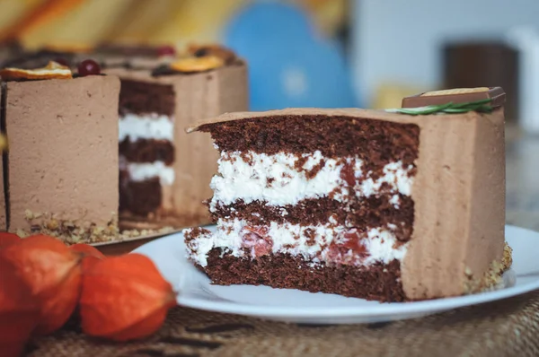 Finom Csokoládé Torta Tejszínnel Cseresznyével Egy Fehér Tányéron Egy Szelet — Stock Fotó