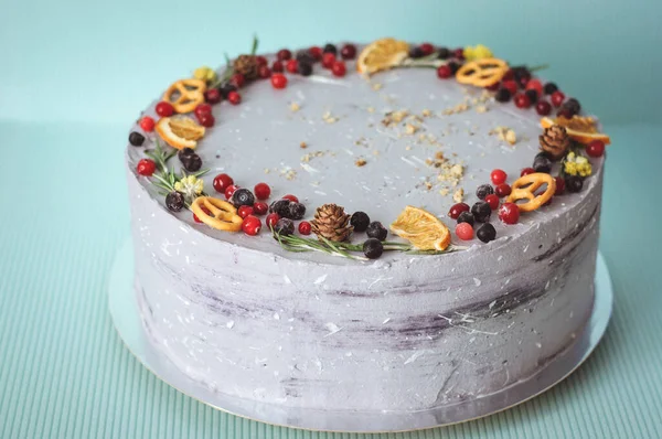 Pastel Cremoso Suavemente Violeta Decorado Con Arándanos Arándanos Naranjas Conos — Foto de Stock