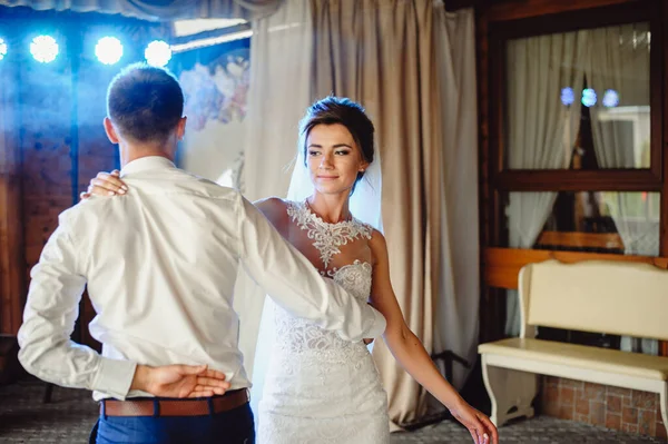 Bruid Wervelt Bruidegom Dansen Met Hem Rook Bruid Bruidegom Dansen — Stockfoto