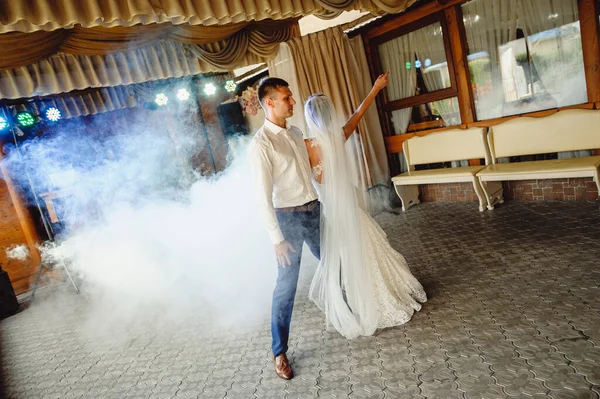 Beau Couple Mariage Tient Dans Fumée Lors Leur Première Danse Photo De Stock
