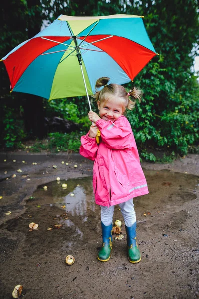 Une Petite Belle Fille Blonde Bottes Parapluie Marchant Long Des Image En Vente