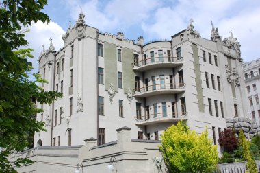 Kiev, Ukrayna 'da kimeralı bir ev. Mimar Vladislav Gorodetsky tarafından 1901 ve 1903 yılları arasında mitolojik hayvan heykelleri yapılmış Art Nouveau binası yapılmıştır..