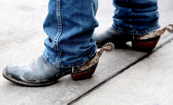 Stivali da cowboy con speroni argentati arrugginiti attaccati — Foto Stock