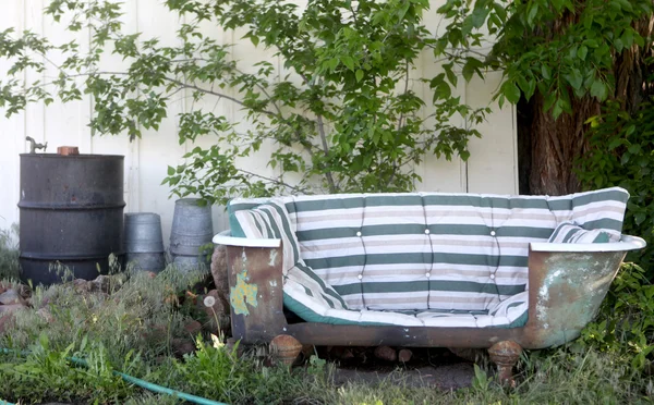 Banheira velha reaproveitada transformada em um sofá — Fotografia de Stock