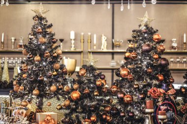 Oyuncak ve süslemelerle süslenmiş Noel ağacı