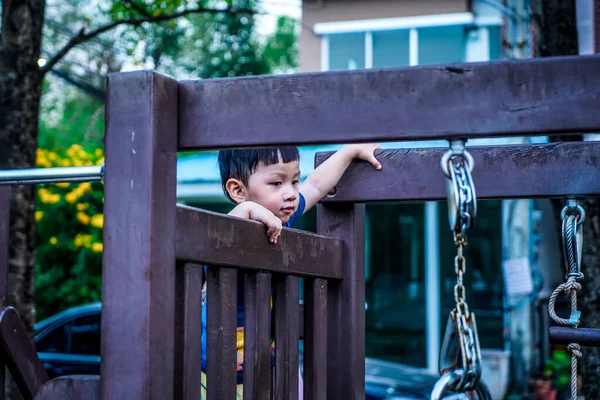 Porträt Eines Kleinen Jungen Der Auf Einem Spielplatz Spielt Kind — Stockfoto