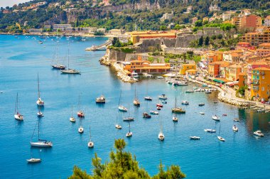 Fransız Rivierası kıyılarına kadar uzanan güzel lüks tatil köyü ve körfezin panoramik manzarası - Villefranche-sur-Mer Nice ve Monaco arasında yer almaktadır. Canlı Seyahat Konsepti. Akdeniz.