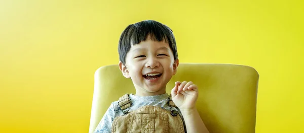 배경에 고립된 미소짓는 소년의 배경의 아름다운 아이가 웃으며 행복해 — 스톡 사진