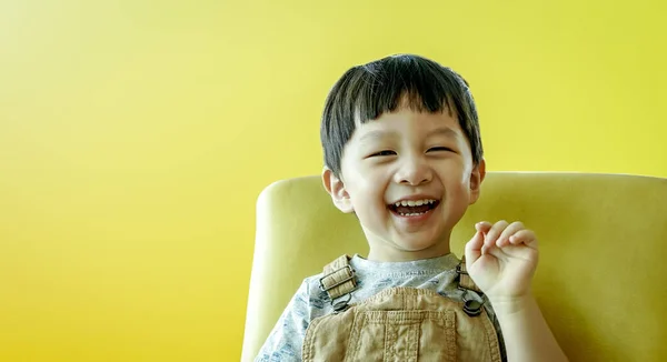 Sarı Arka Planda Izole Edilmiş Mutlu Gülümseyen Çocuk Portresi Mutlu — Stok fotoğraf