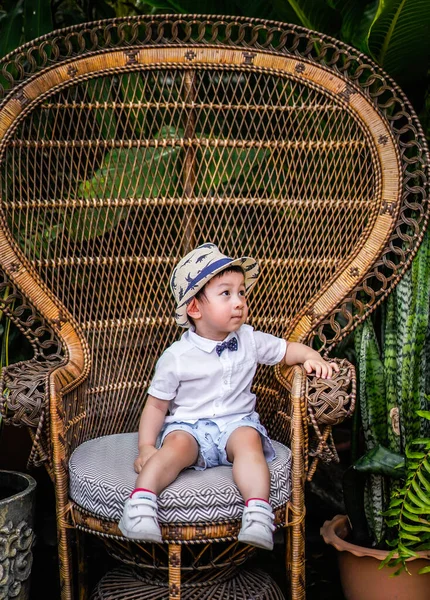 Kleiner Junge Lässigem Tuch Und Fliege Mit Hut Sitzt Auf — Stockfoto