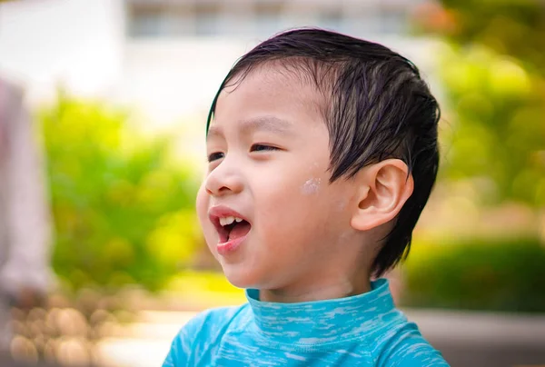 Porträt Eines Kleinen Jungen Mit Reizbarem Gesicht Auf Verschwommenem Hintergrund — Stockfoto