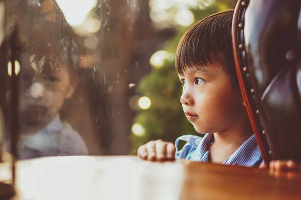Pencereden Bakan Çocuk Sevimli Beyaz Çocuk Pencere Camının Yanında Duruyor — Stok fotoğraf