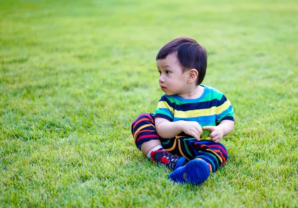 Çocuk Çimenlerin Üzerinde Düşünceli Bir Şekilde Oturur Çizgili Tişörtlü Şirin — Stok fotoğraf