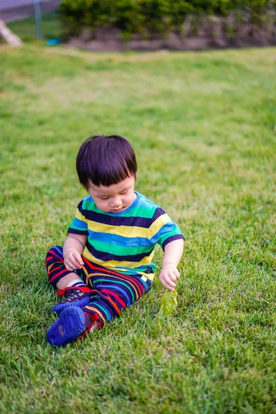 Kind Sitzt Nachdenklich Auf Dem Gras Mit Ideenraum Niedliche Baby — Stockfoto