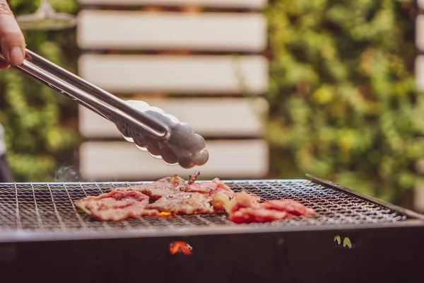 Nahaufnahme Von Rindfleischstücken Auf Dem Holzkohlegrill Bei Einer Outdoor Party — Stockfoto