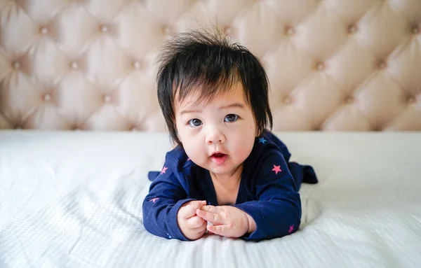 Evde Yatakta Oynayan Tatlı Küçük Bir Kız Bebek Evdeki Yatakta — Stok fotoğraf