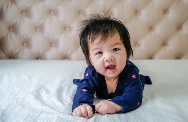 Evde Yatakta Oynayan Tatlı Küçük Bir Kız Bebek Evdeki Yatakta — Stok fotoğraf