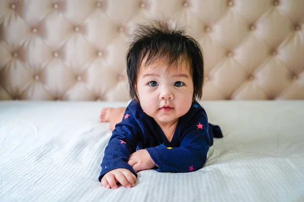 Nettes Kleines Mädchen Das Hause Bett Spielt Niedliches Kleines Kaukasisches — Stockfoto