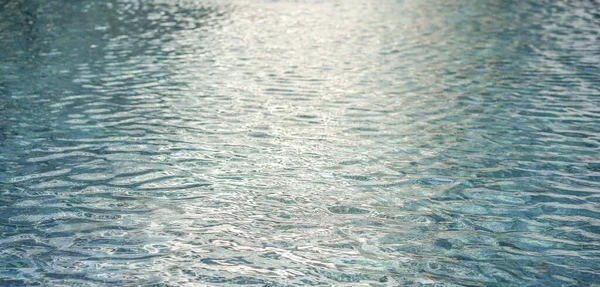 青いスイミングプールの表面 スイミングプールの水の背景 きれいな水の背景青い水の波紋の質感を閉じます — ストック写真
