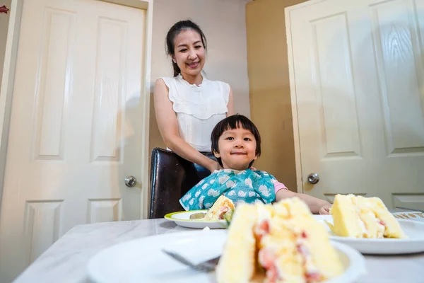 어머니와아 맛있는 후식을 먹으며 시간을 보냅니다 살짜리 코카서스 아이와 엄마가 — 스톡 사진