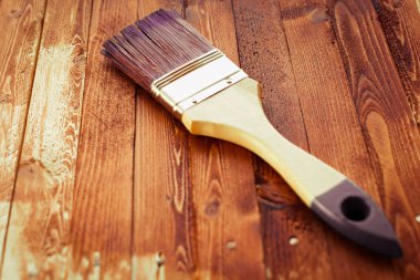 kahverengi ahşap üzerine tek fırça