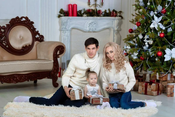 Ευτυχισμένη Οικογένεια Ένα Παιδί Κάθεται Κοντά Ένα Χριστουγεννιάτικο Δέντρο Δώρα Φωτογραφία Αρχείου