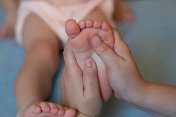 Masörün Ellerinde Küçük Bebek Ayakları Var Yakın Plan Masözterapi Kopyalama — Stok fotoğraf