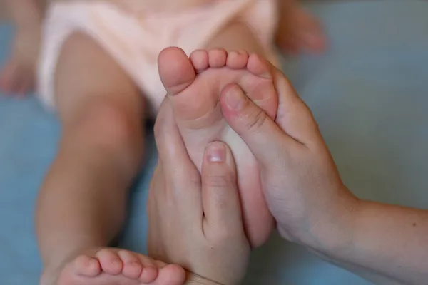 Małe Nóżki Rękach Masażysty Zbliżenie Masoterapia Przestrzeń Chroniona — Zdjęcie stockowe