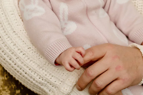 Barnets Lilla Hand Håller Faderns Hand Närbild Kopieringsutrymme Högkvalitativt Foto — Stockfoto