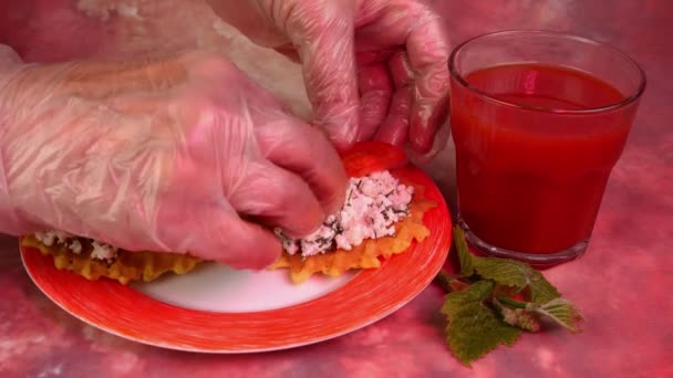 准备素食三明治，配上奶酪、丁香、西红柿和橄榄、番茄汁. — 图库视频影像