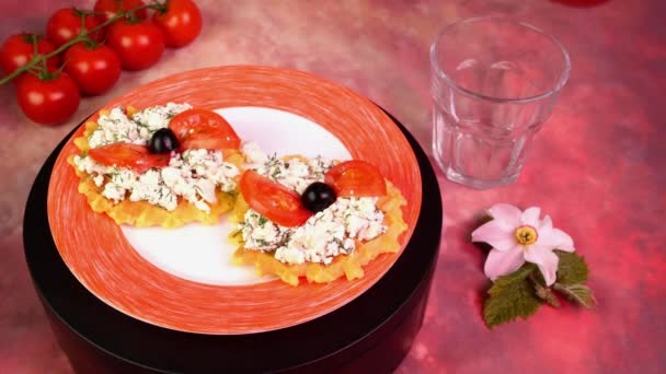 Vegetarisk smörgås med keso, dill, tomater och oliver, rotera långsamt. Häll tomatjuice i dricksglas. Rosa ljus. — Stockvideo