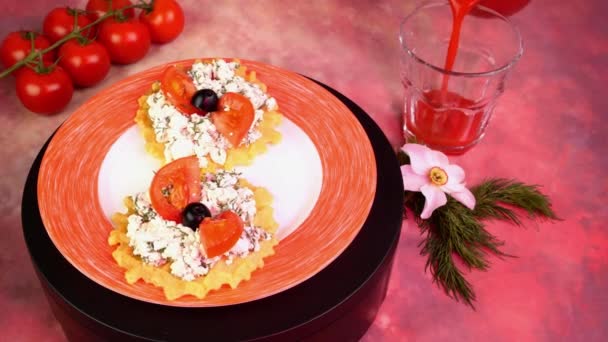 Vegetarian sandwich with cottage cheese, dill, tomatoes and olives, rotate slowly. Pouring tomato juice in drinking glass. Pink light. — Stock Video