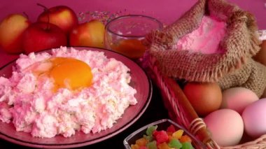 Süzme peynirin hamurunu onarmak için yumurta kırılır. Peynirli krep, şurup, yavaşça döner..