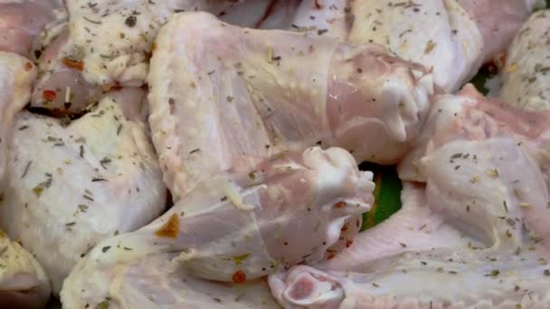 Sayap Ayam Mentah Ditaburi Dengan Rempah Rempah Berputar Perlahan Atur — Stok Video