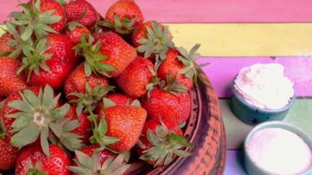 세라믹 접시에 딸기가 있으면 천천히 회전합니다 맛있는 채식주의자와 채식주의자 음식입니다 — 비디오