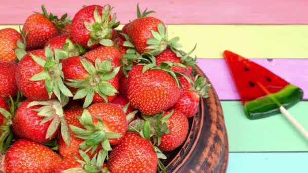 세라믹 접시에 딸기가 있으면 천천히 회전합니다 맛있는 채식주의자와 채식주의자 음식입니다 — 비디오