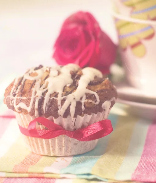 Cupcake with chocolate icing — Stock Photo, Image