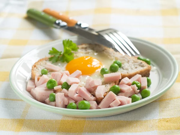 Pane tostato con prosciutto — Foto Stock