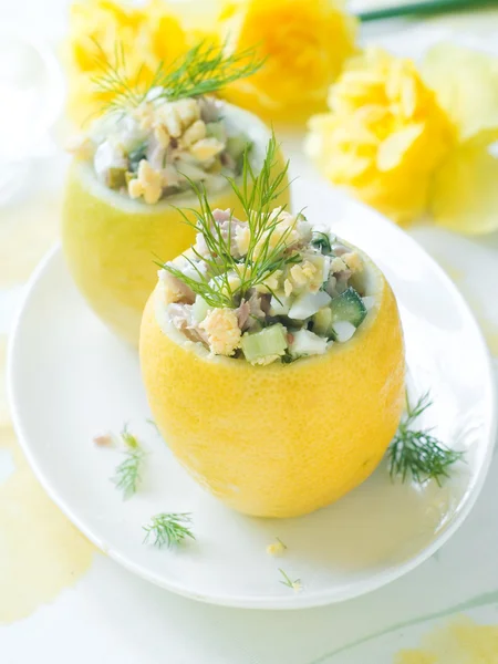 Tonfisk sallad i citron — Stockfoto