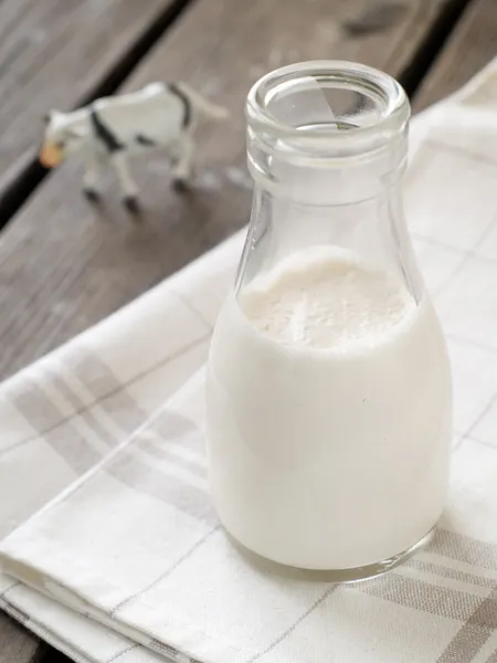 Молоко у пляшку — стокове фото