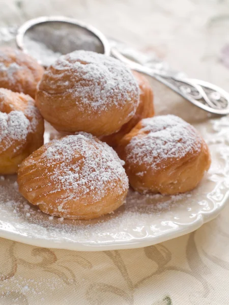 Profiteroles con crema —  Fotos de Stock