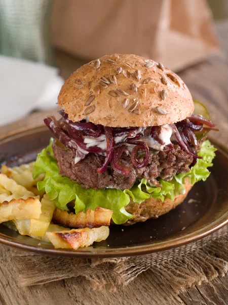 Hamburger met komkommer en UI — Stockfoto