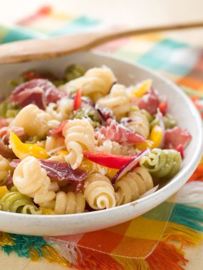 Makarna salatası jambon ile