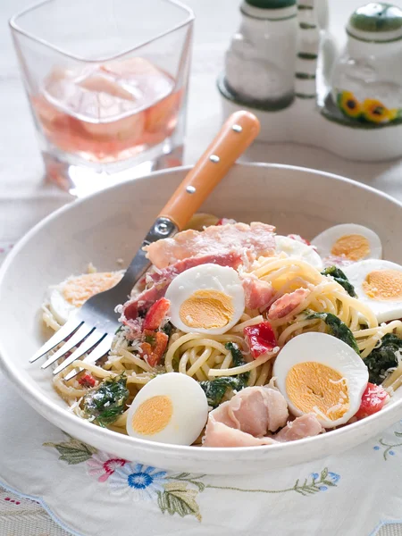 Pasta con jamón, espinacas y huevos —  Fotos de Stock