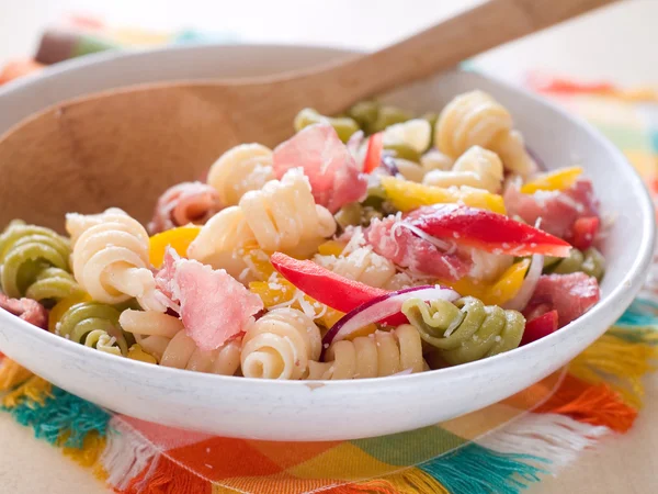 Ensalada de pasta con jamón — Foto de Stock