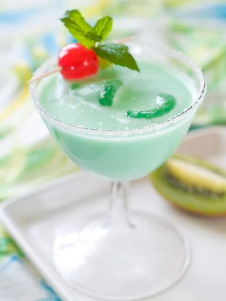 Groene cocktail met ijs — Stockfoto