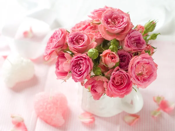 Roze rozen met kaarsen — Stockfoto