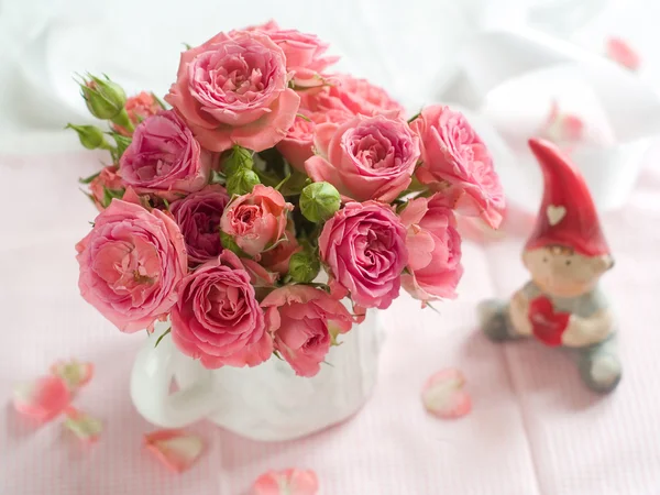 Růžové růže a malé trpasličí — Stock fotografie