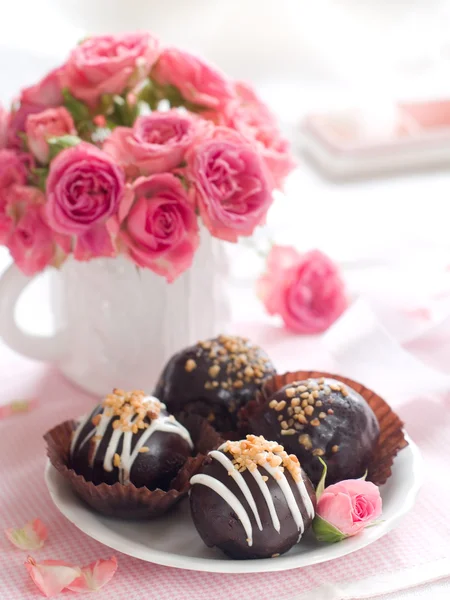 Candies with pink roses — Stock Photo, Image
